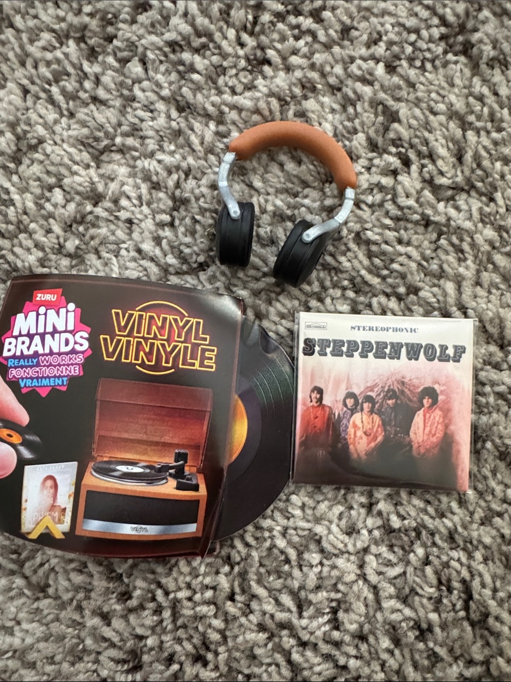 Mini Brands Vinyl Vinyl Retro Turntable Toy - Brown/Black

And headphones